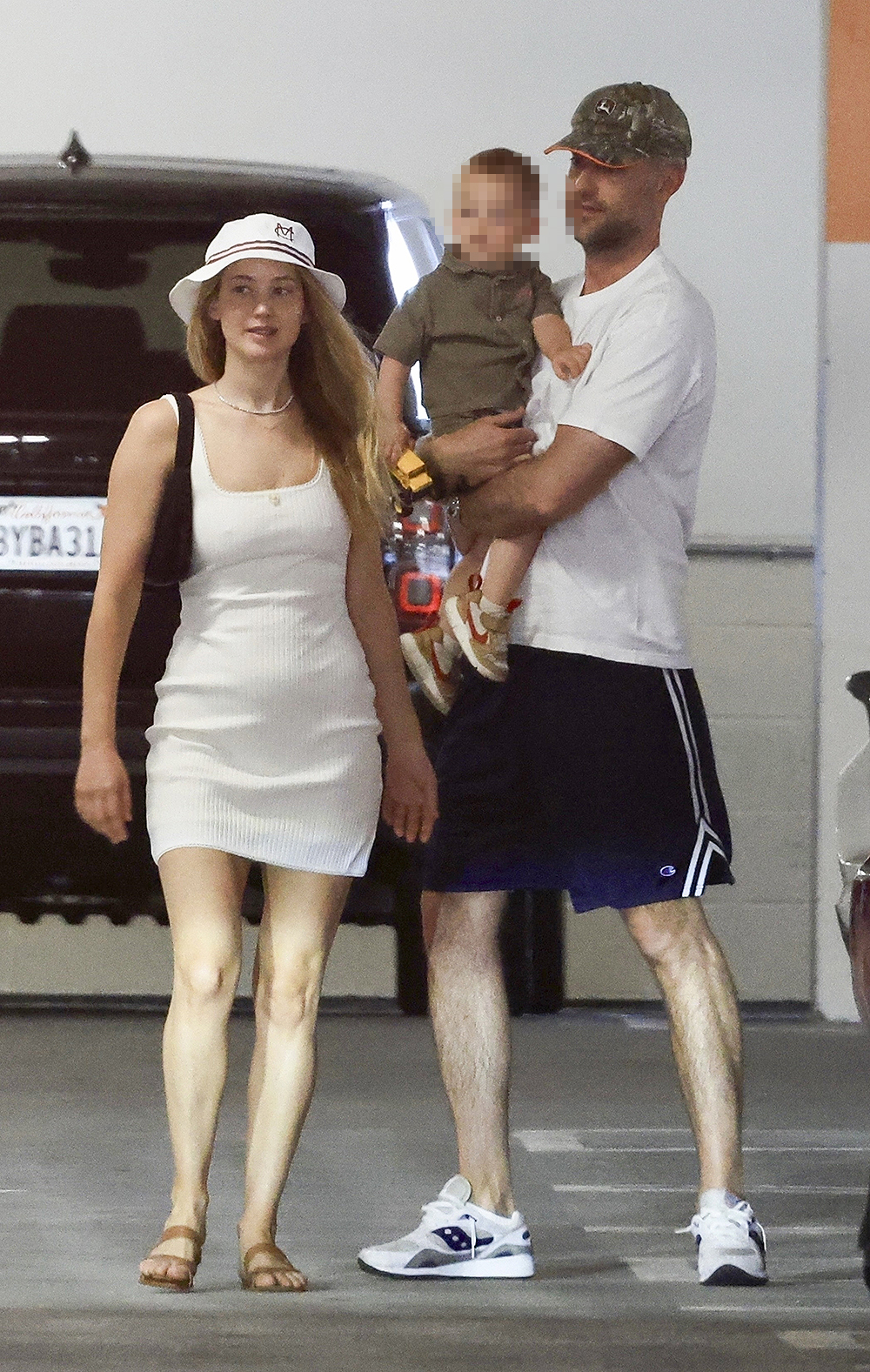 Beverly Hills, CA - *EXCLUSIVO* La superestrella Jennifer Lawrence luce deslumbrante en el calor del verano mientras sale con su familia.  Foto: Jennifer Lawrence, Cooke Maroney, BACKGRID USA 19 DE JULIO DE 2023 BYLINE DEBE LEER: BACKGRID USA: +1 310 798 9111 / usasales@backgrid.com Reino Unido: +44 208 344 2007 / uksales@backgrid.com *Clientes del Reino Unido: contienen imágenes Niños, por favor, pixelen la cara antes de la publicación*