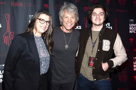 Dorothea Bongiov（左）、Jon Bon Jovi 和 Romeo Bongiovi 抵达纽约灯塔剧院举行的第五届年度 Love Rocks 纽约音乐会，以惠及 God's Love We Deliver。第五届年度 Love Rocks年度纽约市，美国纽约州 - 2021 年 6 月 3 日