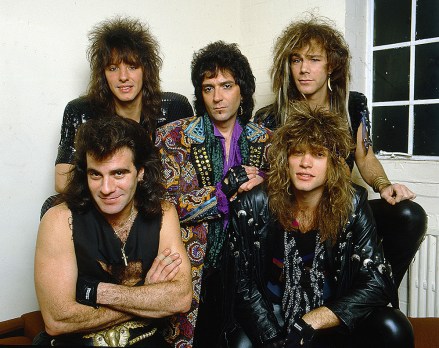 Bon Jovi Backstage im Norwich Playhouse – im Uhrzeigersinn von unten links – Tico Torres, Richie Sambora, Alec John Such, David Bryan und Jon Bon Jovi Sonstiges