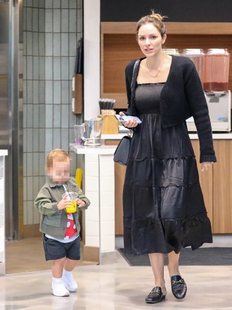 Los Angeles, CA - *EXCLUSIVE* - Katharine McPhee looks great in an all-black ensemble as she steps out for dinner with her son at Crustica restaurant. Pictured: Katharine McPhee BACKGRID USA 14 NOVEMBER 2022 BYLINE MUST READ: BACKGRID USA: +1 310 798 9111 / usasales@backgrid.com UK: +44 208 344 2007 / uksales@backgrid.com *UK Clients - Pictures Containing Children Please Pixelate Face Prior To Publication*