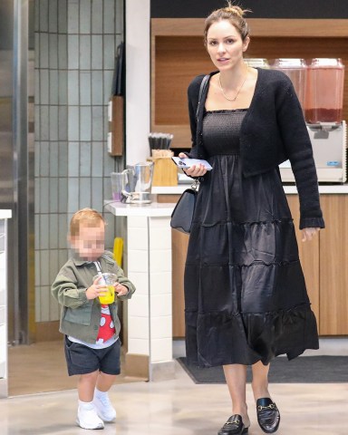 Los Angeles, CA  - *EXCLUSIVE*  - Katharine McPhee looks great in an all-black ensemble as she steps out for dinner with her son at Crustica restaurant.Pictured: Katharine McPheeBACKGRID USA 14 NOVEMBER 2022 BYLINE MUST READ: BACKGRIDUSA: +1 310 798 9111 / usasales@backgrid.comUK: +44 208 344 2007 / uksales@backgrid.com*UK Clients - Pictures Containing ChildrenPlease Pixelate Face Prior To Publication*