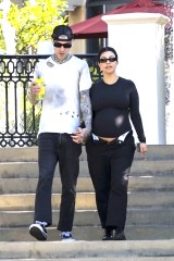 Los Angeles, CA - *EXCLUSIVE* - Kourtney Kardashian confidently shows off her baby bump while holding hands with Travis Barker as they go for a coffee run near their Calabasas home. Travis exudes a cool vibe, while Kourtney rocks a stylish all-black outfit and completes her look with sunglasses. Pictured: Kourtney Kardashian,Travis Barker BACKGRID USA 20 JULY 2023 USA: +1 310 798 9111 / usasales@backgrid.com UK: +44 208 344 2007 / uksales@backgrid.com *UK Clients - Pictures Containing Children Please Pixelate Face Prior To Publication*