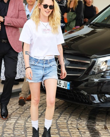 Kristen Stewart is seen at the Martinez hotel during the 75th annual Cannes Film Festival on May 23, 2022 in Cannes, France.  Pictured: Kristen Stewart Ref: SPL5313070 230522 NON-EXCLUSIVE Picture by: SplashNews.com  Splash News and Pictures USA: +1 310-525-5808 London: +44 (0)20 8126 1009 Berlin: +49 175 3764 166 photodesk@splashnews.com  World Rights, No Argentina Rights, No Belgium Rights, No Czechia Rights, No Finland Rights, No France Rights, No Germany Rights, No Italy Rights, No Mexico Rights, No Peru Rights, No Portugal Rights, No Spain Rights, No Switzerland Rights, No United Kingdom Rights