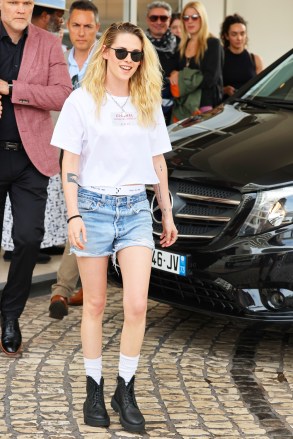 Kristen Stewart is seen at the Martinez Hotel during the 75th Annual Cannes Film Festival on May 23, 2022 in Cannes, France.  Photo: Kristen Stewart Ref: SPL5313070 230522 NON-EXCLUSIVE Photo by: SplashNews.com Splash News and Pictures USA: +1 310-525-5808 London: +44 (0) 20 8126 1009 Berlin: +49 175 3764 166 photodesk @ splashnews .com No World Rights, No Argentinian Rights, No Belgium Rights, No Czech Republic Rights, No Finnish Rights, No French Rights, No German Rights, No German Rights Italy, No Mexico, No Peru, No Portugal, No Spain, No Switzerland, No UK