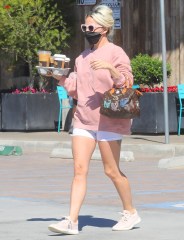 Malibu, CA  - *EXCLUSIVE*  - Lady Gaga looks great in white shorts and a pink sweatshirt with matching sunglasses as she stops at the Trancas Country Market to pick up coffee to go.Pictured: Lady GagaBACKGRID USA 28 FEBRUARY 2022BYLINE MUST READ: RMBI / BACKGRIDUSA: +1 310 798 9111 / usasales@backgrid.comUK: +44 208 344 2007 / uksales@backgrid.com*UK Clients - Pictures Containing Children
Please Pixelate Face Prior To Publication*