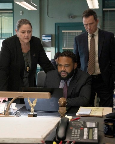 LAW & ORDER -- "The Right Thing" Episode 21001 -- Pictured: (l-r) Camryn Manheim as Lieutenant Kate Dixon, Anthony Anderson as Detective Kevin Bernard, Jeffrey Donovan as Detective Frank Cosgrove -- (Photo by: Virginia Sherwood/NBC)