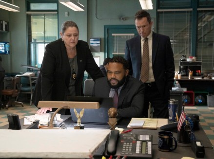 LAW & ORDER -- "The Right Thing" Episode 21001 -- Pictured: (l-r) Camryn Manheim as Lieutenant Kate Dixon, Anthony Anderson as Detective Kevin Bernard, Jeffrey Donovan as Detective Frank Cosgrove -- (Photo by: Virginia Sherwood/NBC)
