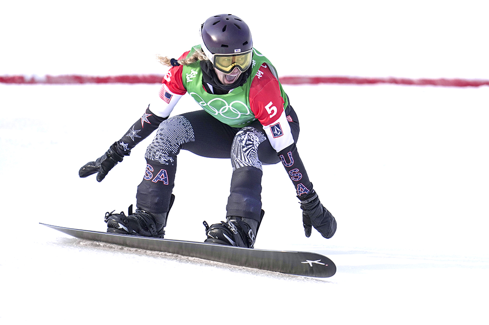 (220209) - ZHANGJIAKOU, Feb. 9, 2022 (Xinhua) - Lindsey Jacobellis of the United States crosses the finish line during the women's snowboard cross final of the Beijing 2022 Winter Olympics at Genting Snow Park in Zhangjiakou, North China's Hebei Province, Feb. 9, 2022. China Zhangjiakou Women's Snowboarding Cross Final - 09 Feb 2022