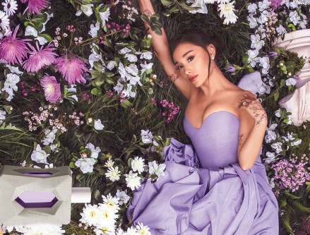 Ariana Grande, yeni kokusu “God is a Woman”ı piyasaya sürmek için doğal güzelliklerle çevrili pozlar veriyor.  