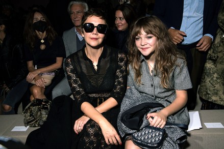 Maggie Gyllenhaal, izquierda, y Ramona Sarsgaard llegan para la colección de moda Dior Spring/Summer 2023 presentada en Paris Fashion RTW SS 23 Dior Front Row, París, Francia - 27 de septiembre de 2022