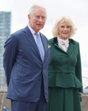 Pangeran Charles dan Camilla Duchess of Cornwall tiba untuk kunjungan mereka ke situs pelatihan The Prince's Foundation untuk seni dan budaya Kunjungan kerajaan ke The Prince's Foundation, Trinity Buoy Wharf, London, Inggris - 03 Feb 2022