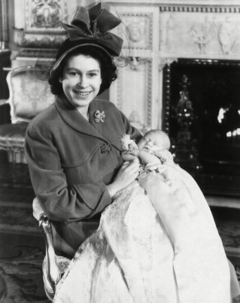 ब्रिटिश शाही परिवार।  इंग्लैंड की राजकुमारी (और भविष्य की रानी) एलिजाबेथ और वेल्स के भावी राजकुमार प्रिंस चार्ल्स, उनके नामकरण के बाद, बकिंघम पैलेस, लंदन, इंग्लैंड, 1948।  ऐतिहासिक संग्रह