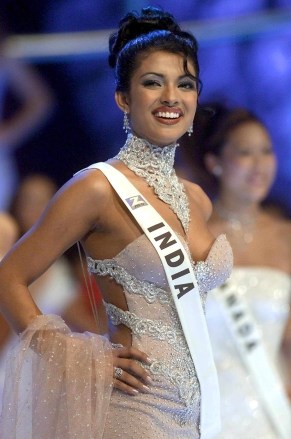 Лондон, Великобритания: Приянка Чопра, 18 лет, из Индии позирует на сцене во время финала Мисс Мира в Куполе Тысячелетия в Лондоне в четверг, 30 ноября 2000 г. Чопра выиграла конкурс DIVERS. - ноябрь 2000 г.