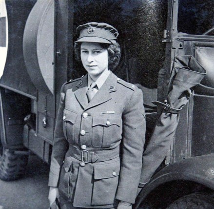 伊丽莎白公主，现为伊丽莎白二世女王，在军事警察中心学习驾驶。照片来自紫罗兰·韦尔斯利拥有的相册 - 1945 年伊丽莎白公主学习驾驶，紫罗兰·韦尔斯利驾驶军警训练中心，坎伯利，萨里，英国