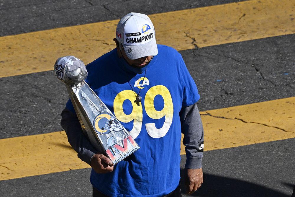 Rams fans cheer Super Bowl champs at LA victory parade