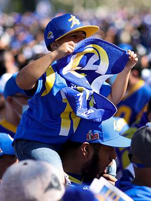 Fans and Players of the Former Rams Demand for the Classic Blue