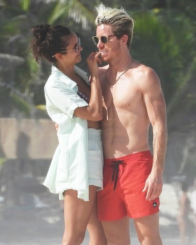 Nina Dobrev and Shaun White playng volleyball with friends in Tulum Beach, Mexico. 22 Aug 2020 Pictured: Nina Dobrev. Shaun White. Photo credit: BROADIMAGE/MEGA TheMegaAgency.com +1 888 505 6342 (Mega Agency TagID: MEGA695815_006.jpg) [Photo via Mega Agency]