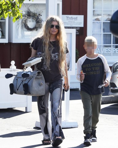 Brentwood, CA  - *EXCLUSIVE*  - Singer mom Fergie and her son Axl go out for lunch at the Brentwood Country Mart rocking Guns N' Roses concert tees.Pictured: FergieBACKGRID USA 23 OCTOBER 2022 USA: +1 310 798 9111 / usasales@backgrid.comUK: +44 208 344 2007 / uksales@backgrid.com*UK Clients - Pictures Containing ChildrenPlease Pixelate Face Prior To Publication*