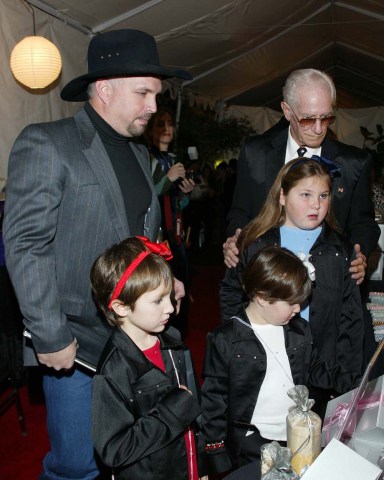 ©2002 RAMEY PHOTO 310-828-3445People's Choice AwardsIn This Photo: Garth Brooks with his kids (daughters August, Allie, Taylor) and father011302CM (Mega Agency TagID: MEGAR123609_1.jpg) [Photo via Mega Agency]