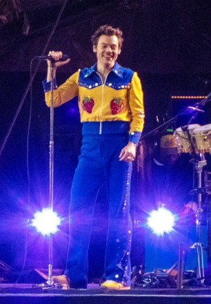 Harry Styles performs on the opening night of his "Love On Tour" tour at the Ibrox stadium in Glasgow, 11 June.  Pictured: Harry Styles Ref: SPL5318248 110622 NON-EXCLUSIVE Picture by: SplashNews.com Splash News and Pictures USA: +1 310-525-5808 London: +44 (0)20 8126 1009 Berlin: +49 175 3764 166 photodesk@splashnews .com World Rights