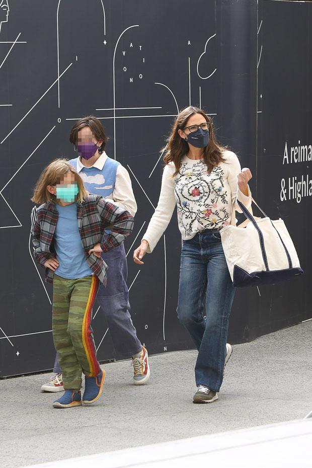 Jennifer Garner Wears Mom Jeans While Running Errands in L.A.