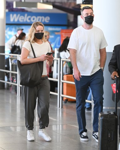 New York City, NY  - *EXCLUSIVE* Jennifer Lawrence and husband Cooke Maroney arrive at JFK Airport in New York City.Pictured: Jennifer Lawrence, Cooke MaroneyBACKGRID USA 7 AUGUST 2022 USA: +1 310 798 9111 / usasales@backgrid.comUK: +44 208 344 2007 / uksales@backgrid.com*UK Clients - Pictures Containing ChildrenPlease Pixelate Face Prior To Publication*