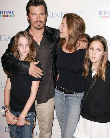 Josh Brolin, Diane Lane and daughters Eleanor and Eden
EB MEDICAL RESEARCH FUNDRAISER AT THE HAMMER MUSEUM, LOS ANGELES, AMERICA - 11 JUL 2005