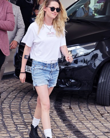 Kristen Stewart is seen at the Martinez hotel during the 75th annual Cannes Film Festival on May 23, 2022 in Cannes, France.  Pictured: Kristen Stewart Ref: SPL5313330 230522 NON-EXCLUSIVE Picture by: SplashNews.com  Splash News and Pictures USA: +1 310-525-5808 London: +44 (0)20 8126 1009 Berlin: +49 175 3764 166 photodesk@splashnews.com  World Rights, No Argentina Rights, No Belgium Rights, No Czechia Rights, No Finland Rights, No France Rights, No Germany Rights, No Italy Rights, No Mexico Rights, No Peru Rights, No Portugal Rights, No Spain Rights, No Switzerland Rights, No United Kingdom Rights