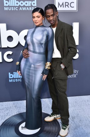 Kylie Jenner, kiri, dan Travis Scott tiba di Billboard Music Awards, di MGM Grand Garden Arena di Las Vegas 2022 Billboard Music Awards - Arrivals, Las Vegas, Amerika Serikat - 15 Mei 2022