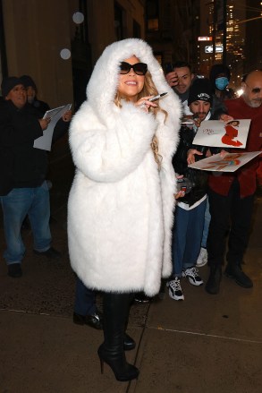 New York, NY  - Mariah Carey signs autographs for her fans as she heads to Madison Square Garden for her Christmas concert.Pictured: Mariah CareyBACKGRID USA 16 DECEMBER 2022 BYLINE MUST READ: T.JACKSON / BACKGRIDUSA: +1 310 798 9111 / usasales@backgrid.comUK: +44 208 344 2007 / uksales@backgrid.com*UK Clients - Pictures Containing ChildrenPlease Pixelate Face Prior To Publication*