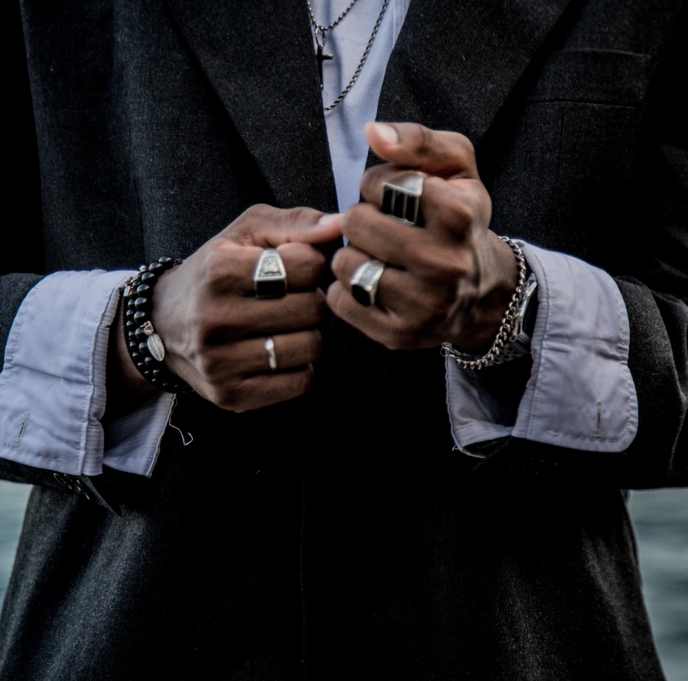 Pin by ╭☆gamze☆╯ on v | Hand with rings men, Mens rings fashion, Hands with  rings