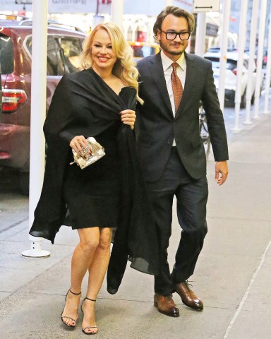 Pamela Anderson dines at Polo Bar with her son in NYC.Pictured: Pamela AndersonRef: SPL5298662 240322 NON-EXCLUSIVEPicture by: Justin Steffman / SplashNews.comSplash News and PicturesUSA: +1 310-525-5808London: +44 (0)20 8126 1009Berlin: +49 175 3764 166photodesk@splashnews.comWorld Rights
