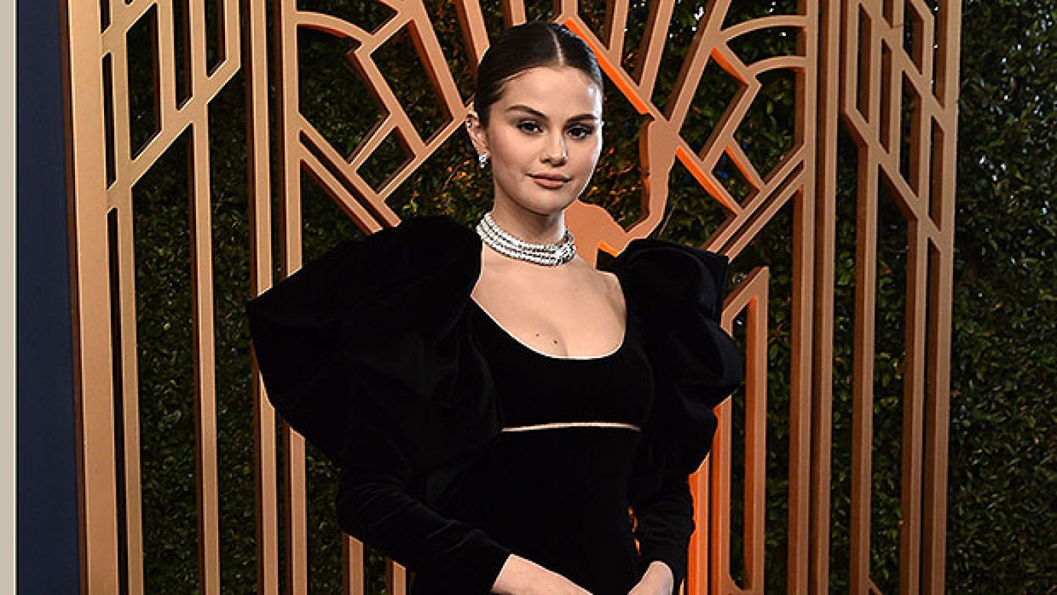 Selena Gomez At SAG Awards 2022: Black Velvet Oscar de la Renta Dress ...