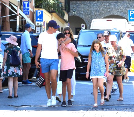 Gisele Bündchen and Tom Brady spotted hanging out in Portofino with daughter Vivian Lake **SPECIAL INSTRUCTIONS*** Please pixelate children's faces before publishing.***.  June 29, 2022 Pictured: Gisele Bundchen, Tom Brady, Vivian Lake Brady.  Photo Credit: Oliver Palombi / MEGA TheMegaAgency.com +1 888 505 6342 (Mega Agency TagID: MEGA873289_034.jpg) [Photo via Mega Agency]
