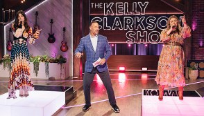 Anne Hathaway & Kelly Clarkson