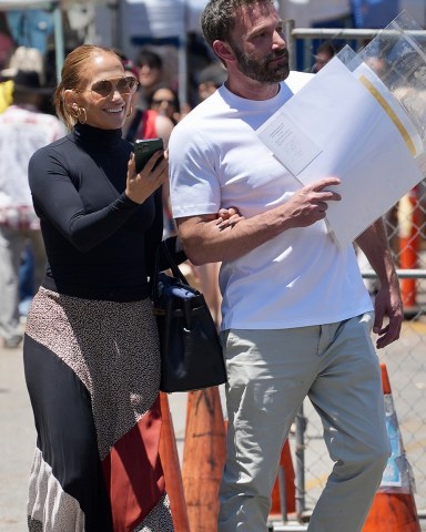 Los Angeles, CA - Jennifer Lopez and Ben Affleck walk arm in arm as they go shopping at the busy Melrose Trading Post in Los Angeles on the 4th of July weekend.Pictured: Jennifer Lopez, Ben AffleckBACKGRID USA 3 JULY 2022 BYLINE MUST READ: Jvshvisions / BACKGRIDUSA: +1 310 798 9111 / usasales@backgrid.comUK: +44 208 344 2007 / uksales@backgrid.com*UK Clients - Pictures Containing ChildrenPlease Pixelate Face Prior To Publication*