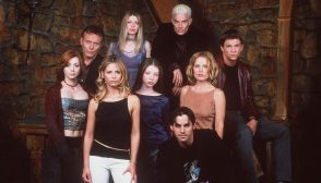 370100 01: The cast of 20th Century Fox's "Buffy The Vampire Slayer" pose for a portrait. (Photo by Online USA)