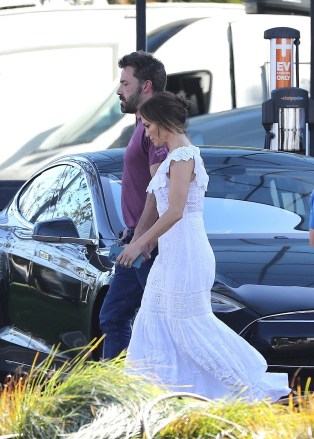 Los Angeles, CA - Jennifer Lopez and Ben Affleck hold hands walking to his trailer on the set of his untitled 'Nike' project in Los Angeles.Pictured: Jennifer Lopez, Ben AffleckBACKGRID USA 17 JUNE 2022 BYLINE MUST READ: LaStarPixMEDIA / BACKGRIDUSA: + 1 310 798 9111 / usasales@backgrid.comUK: +44 208 344 2007 / uksales@backgrid.com*UK Clients - Pictures Containing ChildrenPlease Pixelate Face Prior To Publication *