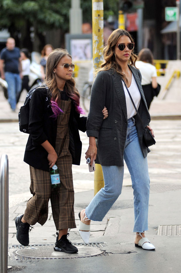 Jessica Alba Shares Rare Photo With Look Alike Daughters Honor 13 And Haven 10 Hollywoodheavy