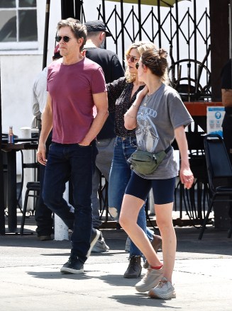 Los Feliz, CA  - *EXCLUSIVE*  - Actor Kevin Bacon and his wife Kyra Sedgwick have a family lunch in Los Feliz with their daughter Sosie Bacon, 30.Pictured: Kevin Bacon, Sosie Bacon, Kyra SedgwiockBACKGRID USA 25 APRIL 2022 USA: +1 310 798 9111 / usasales@backgrid.comUK: +44 208 344 2007 / uksales@backgrid.com*UK Clients - Pictures Containing ChildrenPlease Pixelate Face Prior To Publication*