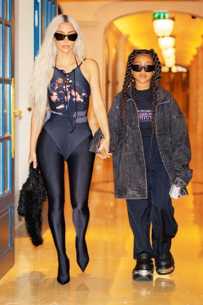 Paris, France-Kim Kardashian shows off her enviable appearance as she heads for dinner with her daughter North, who matches the black Balenciaga ensemble. Photo: Kim Kardashian, Northwest Backgrid USA July 5, 2022 Signed article must be read: Hapa Blonde / Backgrid USA: +1 310 798 9111 / usasales@backgrid.com UK: +44 208 344 2007 / uksales @ backgrid.com * UK Client-Photos containing children should be pixelated before publishing *