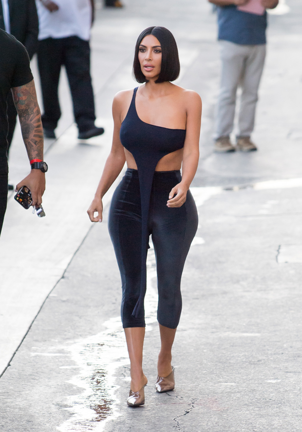 spiller Abe Forventer Kim Kardashian Tries Selling Her Yeezy Shoes Amid Kanye West Divorce –  Hollywood Life