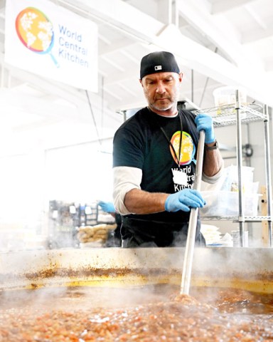 US actor and director Liev Schreiber prepares meals in the kitchen of the 'World Central Kitchen', for war refugees from Ukraine staying in Przemysl, Poland, 15 April 2022. US actor and director Liev Schreiber helps war refugees from Ukraine, Przemysl, Poland - 15 Apr 2022