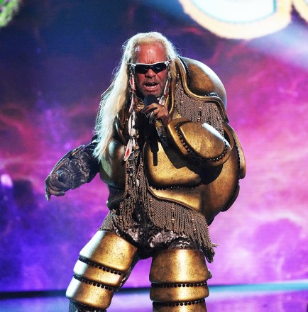 THE MASKED SINGER: LR: Host Nick Cannon and Duane “Dog the Bounty Hunter” Chapman in THE MASKED SINGER episode airing Wed.  April 13 (8:00-9:00 PM ET/PT) on FOX.  CR: Michael Becker/FOX.  © 2022 FOX MEDIA LLC.  CR: FOX.