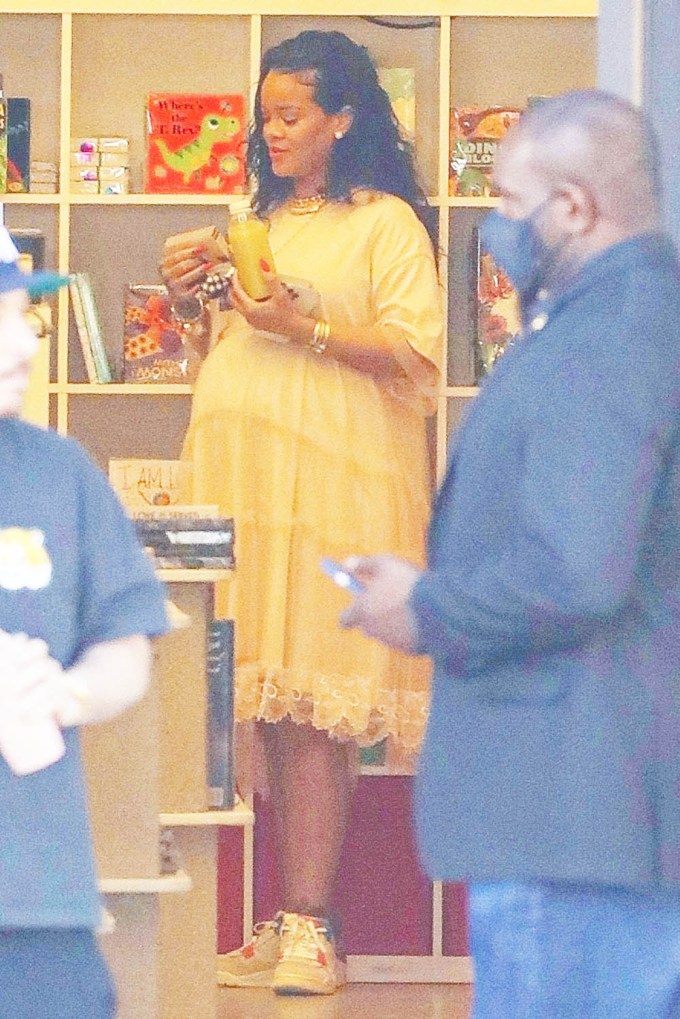 Rihanna Buying Baby Books In A Sunny Yellow Maternity Dress