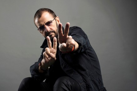 Ringo Starr berpose untuk potret, di New York.  Starr saat ini sedang dalam tur AS dengan band All-Starr-nya, yang berakhir pada 2 Juli di Los Angeles.  Dia berusia 76 pada 7 Juli Ringo Starr Portrait Session, New York, AS - 13 Jun 2016