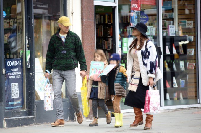 Ryan Gosling & Eva Mendes with their daughters in London
