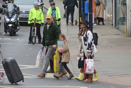 EXCLUSIVE: Ryan Gosling and Eva Mendes spend time in London with daughters Esmeralda and Amada, they went shopping to a book store and an art shop.  **SPECIAL INSTRUCTIONS*** Please pixelate children's faces before publication.***.  29 Mar 2022 Pictured: Ryan Gosling Eva Mendes.  Photo credit: MEGA TheMegaAgency.com +1 888 505 6342 (Mega Agency TagID: MEGA843099_030.jpg) [Photo via Mega Agency]