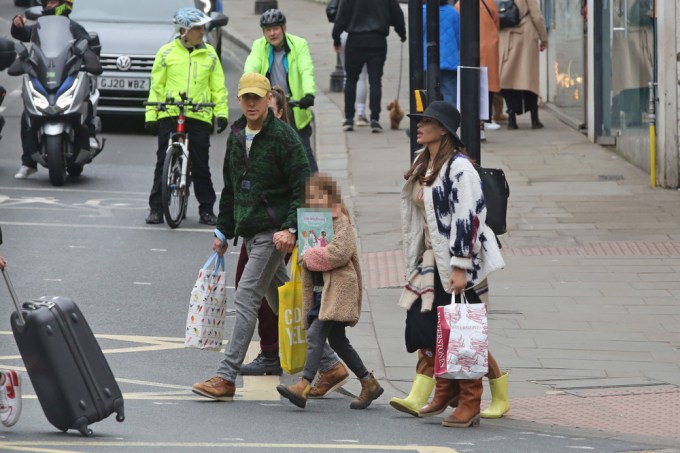 Ryan Gosling & Eva Mendes with their family in London