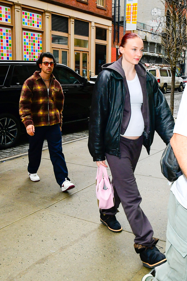 New York, NY, USA. 24th Mar, 2022. Joe Jonas and Sophie Turner with baby  Willa Jonas seen in Soho on March 24, 2022 in New York City. Credit:  Rw/Media Punch/Alamy Live News